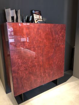 Madia Materia in finitura Xglass Cobra Rosso