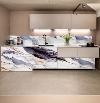 Cucina modello 36e8 in vetro Xglass Paonazzo, Tortora e Havana