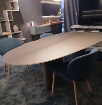 Hoa Table in Opaque Glass Champagne
